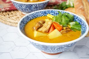 Cà Ri Gà (Vietnamese Chicken Curry) in two blue/white bowls.