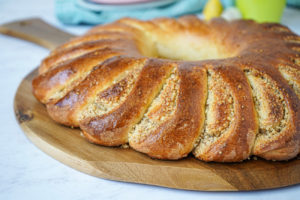 Húsvéti Kalácskoszorú (Hungarian Easter Wreath) on a wooden board.