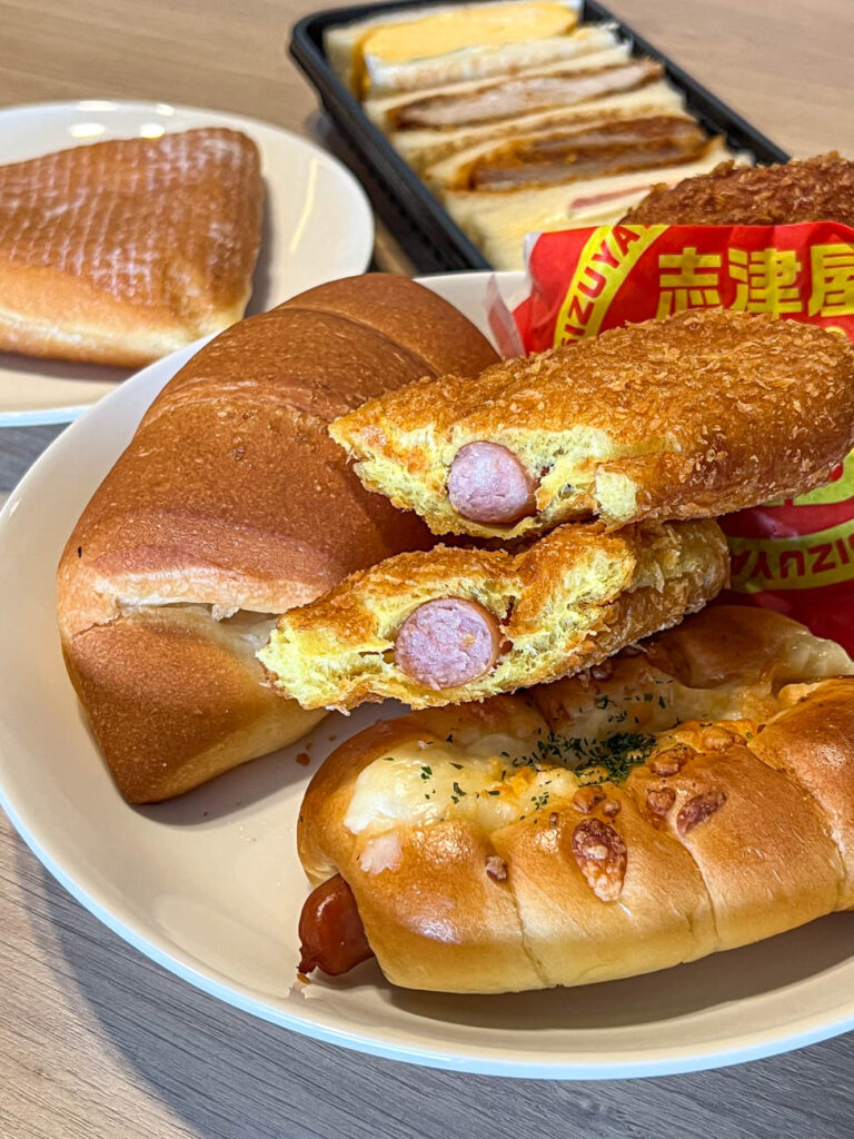 Curry sausage bread, beef curry bread, salted bread, triangular donut, and sandwiches from Sizuya.
