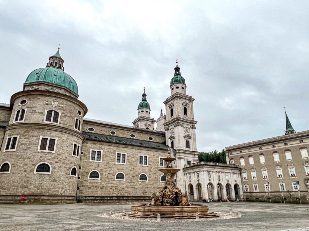 Dom zu Salzburg next to a fountain.