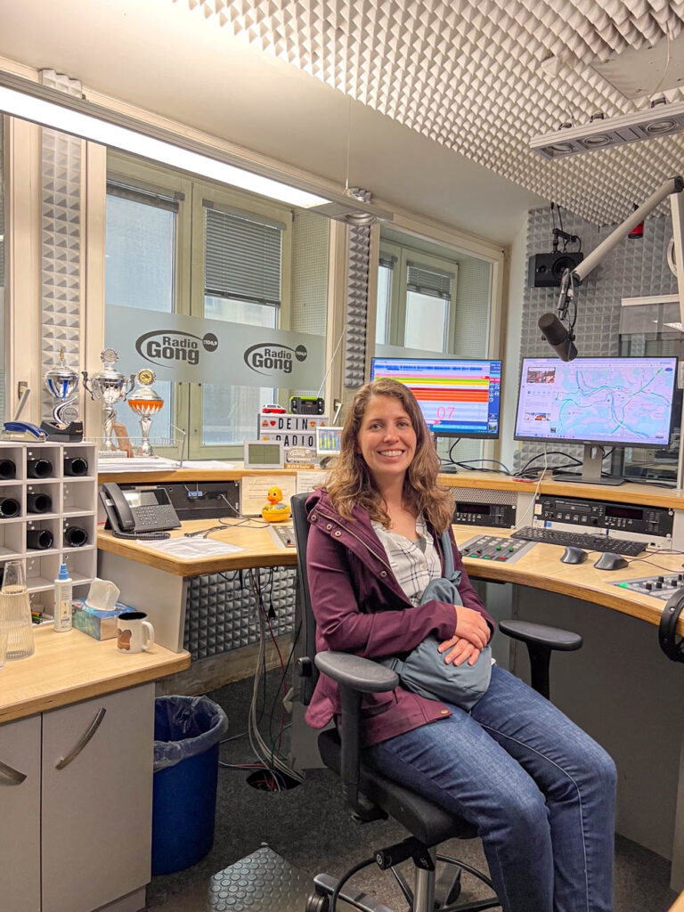 Woman sitting in chair at Radio Gong Würzburg.